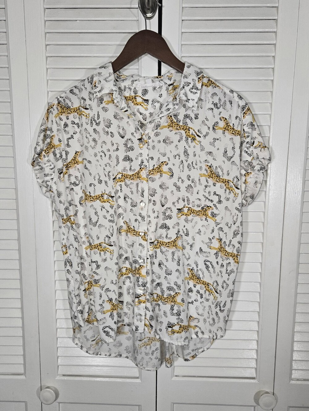 Jane + Delancey Short Rolled Cuff Sleeve Button Down Leaping Cheetah Shirt Sz L